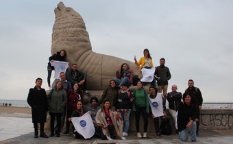 Delegación de Exactas frente al lobo marino de Mar del Plata